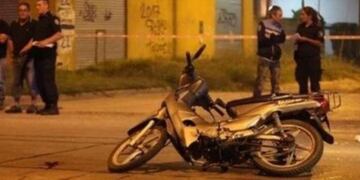 Un albañil de 29 años terminó baleado en la espalda mientras andaba en moto por Las Heras\u002E