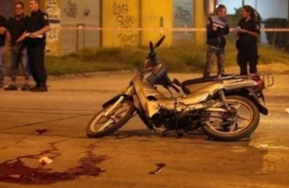 Transitaba en moto y lo balearon por la espalda