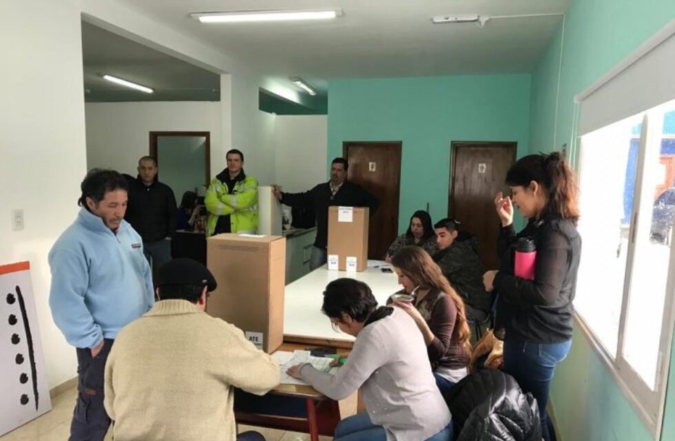 Los afiliados de ATE emiten su voto