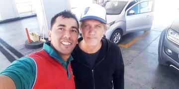 Charly Alberti en una estación de servicios de La Pampa (Carlos Borsi)