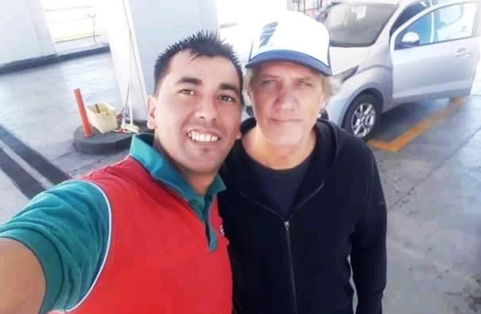 Charly Alberti pasó por La Pampa y se fotografió con los playeros de una estación de servicios