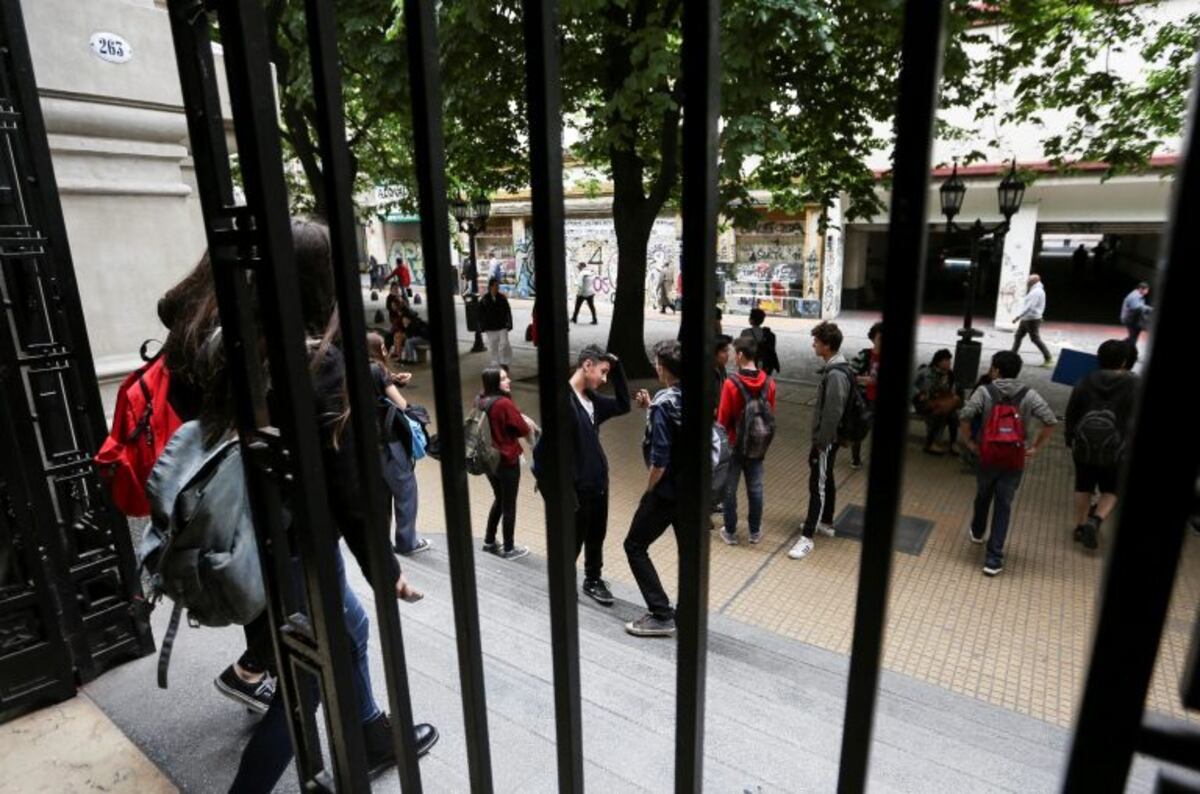 BAS001\u002E BUENOS AIRES (ARGENTINA) 18/10/2016\u002E- Estudiantes argentinos en Buenos Aires (Argentina) hoy, martes 18 de octubre de 2016\u002E El Gobierno argentino evalúa hoy la calidad de su sistema educativo con una prueba a casi 1,4 millones de alumnos de escuelas públicas y privadas que ha desatado protestas de algunos sindicatos de docentes, informaron fuentes oficiales\u002E EFE/David Fernández buenos aires realizacion en todo el pais de la prueba operativo APRENDER 2016 examen evaluacion calidad educativa estudiantes alumnos