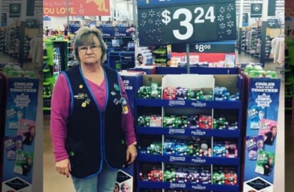 Una empleada de un supermercado se volvió viral por su cara mientras promociona productos