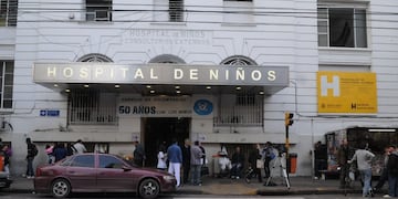 BUENOS AIRES19/10/2011, MEDICOS , PROFECIONALES DE LA SALUD, ENFERMEROS Y TECNICOS DEL HOPITAL DE NIÑOS RICARDO GUTIERREZ REALIZAN UN PARO DE 24 HORAS EN RECLAMO DE MEDIDAS PARA SU SECTOR\u002EFOTO:DYN/RODOLFO PEZZONI\u002E buenos aires frente hospital de niños ricardo gutierrez medidas de fuerza paro 24 horas medicos profesionales de la salud huelga