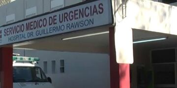 La nena fue arrastrada por una moto varios metros y sufrió golpes, quemaduras y una grave lesión en uno de sus ojos por lo que fue trasladada hasta el hospital de Niños Juan Carlos Navarro