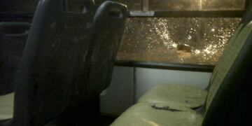 El vidrio del colectivo se rompió debido a una piedra arrojada por algunos individuos\u002E