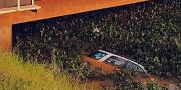 Camioneta hundida en las aguas del Zaimán en Posadas\u002E