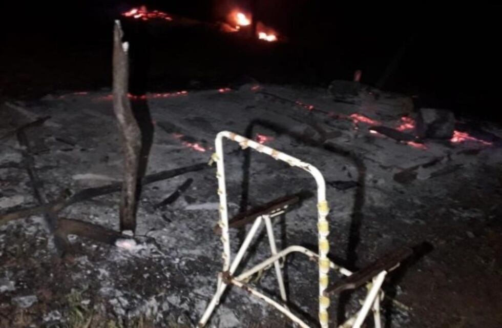 Prendieron fuego una casa en un terreno que está en disputa en San Vicente