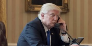 MRD06. Washington (United States), 28/01/2017.- US President Donald J. Trump speaks on the phone with President of Russia Vladimir Putin, in the Oval Office of the White House in Washington, DC, USA, 28 January 2017. President Trump has chosen the day to talk with different world leaders, significantly Russia's Vladimir Putin and Germany's Angela Merkel by telephone. (Rusia, Alemania, Estados Unidos) EFE/EPA/MICHAEL REYNOLDS