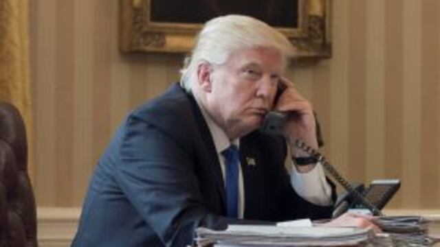 MRD06. Washington (United States), 28/01/2017.- US President Donald J. Trump speaks on the phone with President of Russia Vladimir Putin, in the Oval Office of the White House in Washington, DC, USA, 28 January 2017. President Trump has chosen the day to talk with different world leaders, significantly Russia's Vladimir Putin and Germany's Angela Merkel by telephone. (Rusia, Alemania, Estados Unidos) EFE/EPA/MICHAEL REYNOLDS
