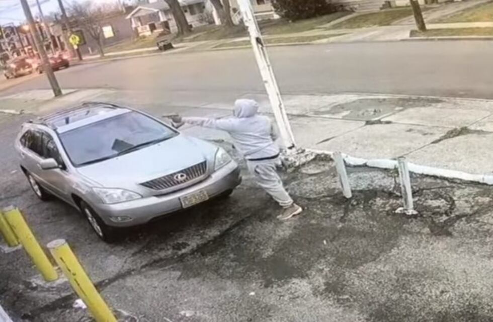 Cinco criminales se enfrentaron a tiros en una estación de servicio