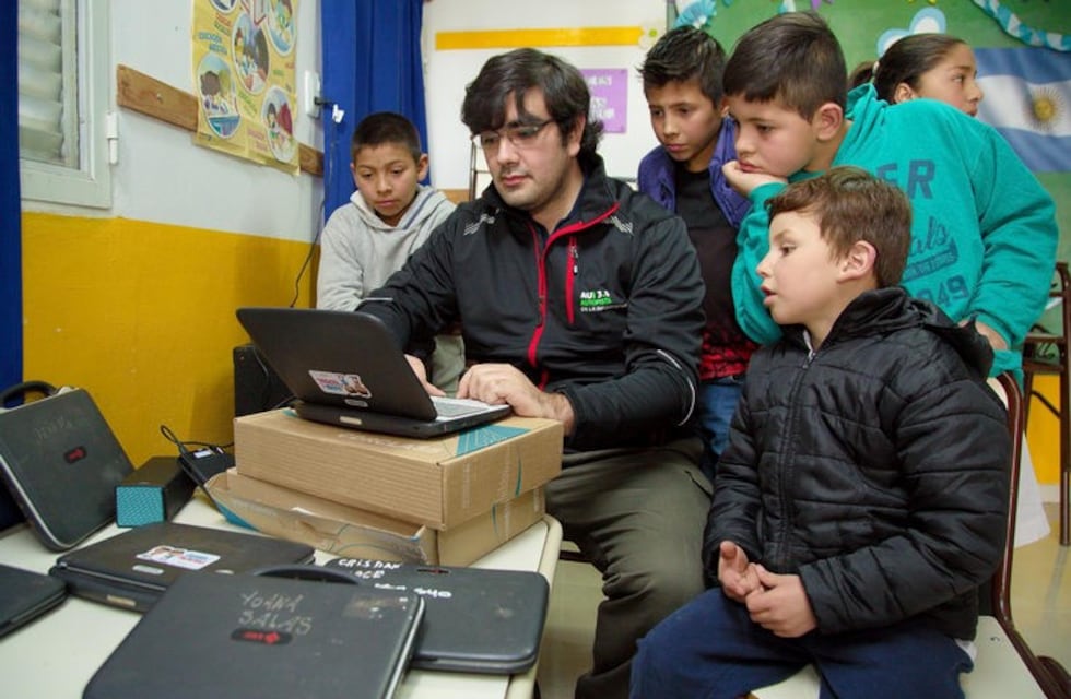 Alumnos de escuelas rurales recibieron las tablets y los Foldscope