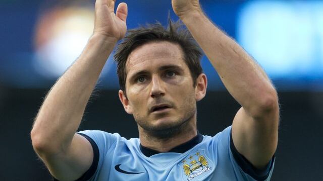 Manchester City's Frank Lampard applauds supporters after his team's 1-1 draw against Chelsea during their English Premier League soccer match at the Etihad Stadium, Manchester, England, Sunday Sept. 21, 2014. Lampard scored the equalizing goal after an opening goal by Chelsea's Andre Schurrle. (AP Photo/Jon Super) inglaterra Frank Lampard campeonato torneo liga inglesa ingles futbol futbolistas partido Manchester City Chelsea