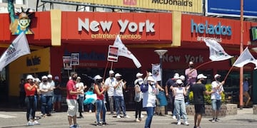 En pleno centro de Carlos Paz, trabajadores de la salas de juego se manifestaron por la reapertura de la actividad\u002E