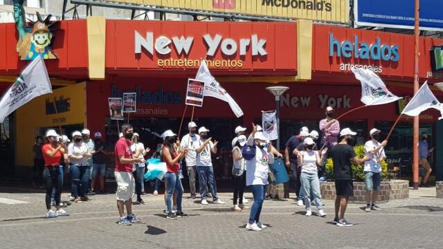 En pleno centro de Carlos Paz, trabajadores de la salas de juego se manifestaron por la reapertura de la actividad\u002E