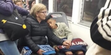 Descansa en el tren para cumplir su sueño