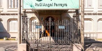 La mujer habría dañado también los casilleros del baño.