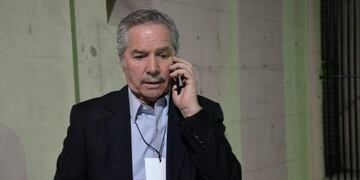 AME9428\u002E SANTA FE (ARGENTINA), 13/10/2019\u002E- El diputado nacional Felipe Solá asiste al primer debate presidencial televisado para las elecciones argentinas del 27 de octubre, este domingo, en la Universidad Nacional del Litoral, en Santa Fe (Argentina)\u002E EFE/ Javier Escobar
