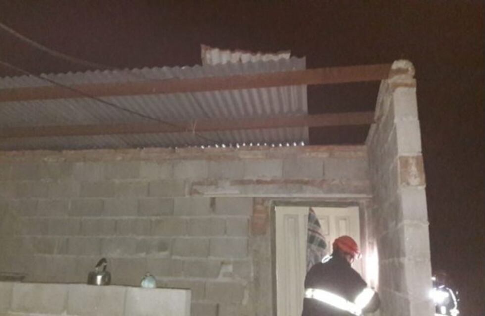 El temporal de viento y lluvia voló el techo de una vivienda