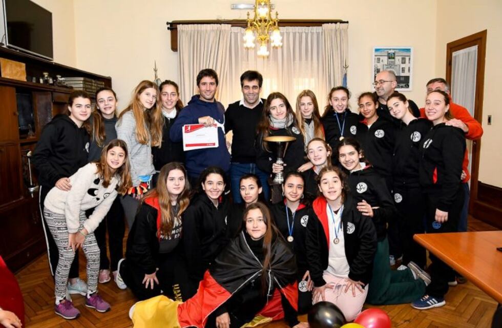 López agasajó a las campeonas del Nacional de Hándbol