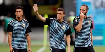 Soccer Football - World Cup - Round of 16 - France vs Argentina - Kazan Arena, Kazan, Russia - June 30, 2018 Argentina's Maximiliano Meza, Giovani Lo Celso and Gonzalo Higuain during the warm up before the match REUTERS/Carlos Garcia Rawlins