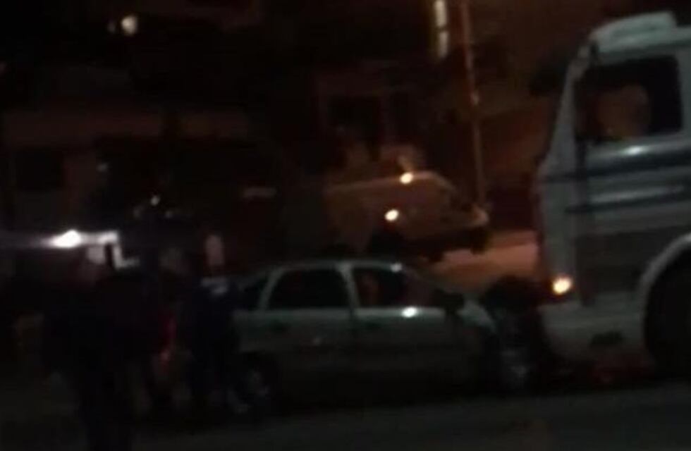 Llevaban a su nene baleado al hospital y chocaron de frente con un camión