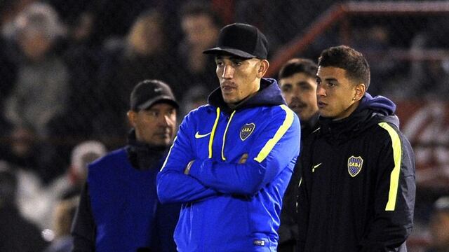 Boca Juniors' forward Ricardo Centurion (C), injured and denounced by his girlfriend for gender violence, watches his teammates warm up ahead of their Argentina First Divsion football match against Huracan at Tomas Duco stadium in Buenos Aires, on May 27, 2017. / AFP PHOTO / ALEJANDRO PAGNI cancha de huracan RICARDO CENTURION campeonato torneo primera division 2016 2017 futbol futbolistas partido huracan boca juniors