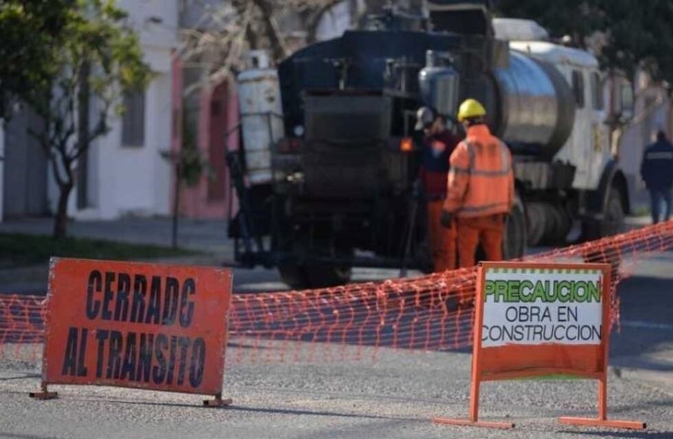 Corte de calzada en Esmeralda y Falcón