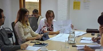 Bruno explicar y muestra los planos ante la atenta mirada de los concejales\u002E