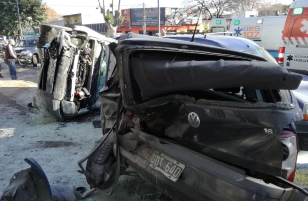 Choque, vuelco y fuego entre dos vehículos en zona sur