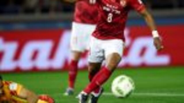FRA34 YOKOHAMA (JAPu00d3N) 17/12/2015.- El guardameta chileno del FC Barcelona, Claudio Bravo (i), lucha por el balu00f3n con el centrocampista brasileu00f1o del Guangzhou Evergrande, Paulinho, durante la semifinal del Mundial de Clubes que disputaron ambos equipos e