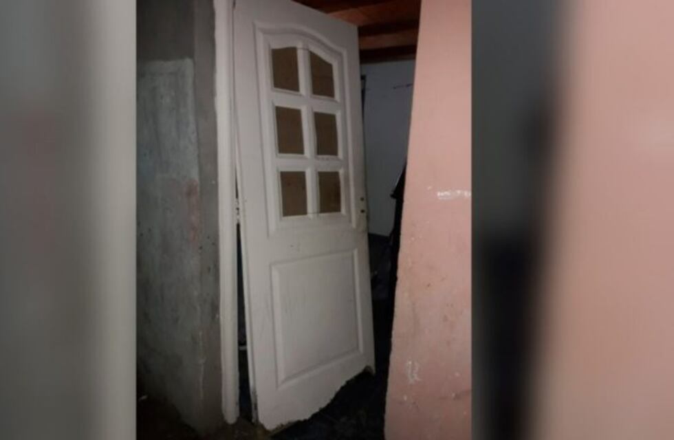 Rompió una puerta para poder entrar a la casa de su ex y golpearla