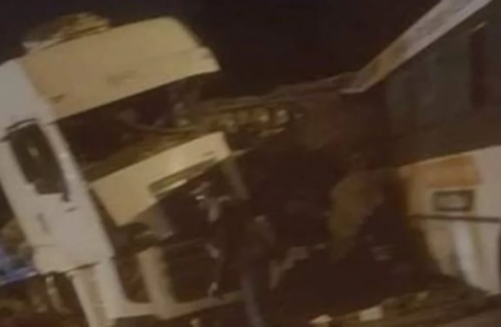 Choque fatal entre un colectivo de la línea 365 y un camión, en Moreno: dos muertos y 18 heridos