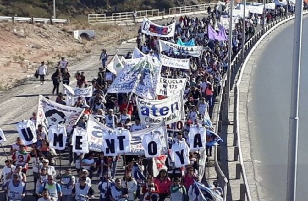 Cientos de docentes neuquinos participaron de la "Marcha de los Guardapolvos"