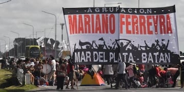 Manifestantes cortaron la ruta 2 pidiendo mercadería y trabajo (Foto: Agrupación Mariano Ferreyra)