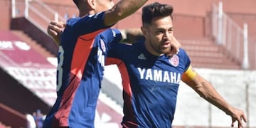 Lautaro Acosta asistió a Carlos Auzqui para el abrir la cuenta en la Fortaleza\u002E (@clublanus)