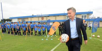 Mauricio Macri felicitó a Jorge Amor Ameal por su triunfo en las elecciones en Boca\u002E (EFE)