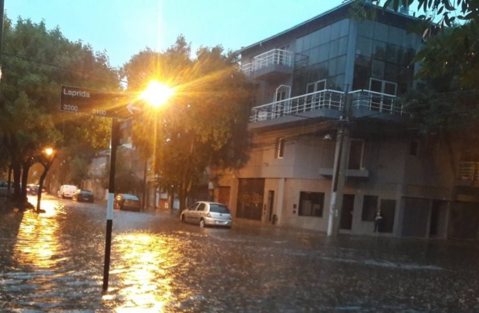 La lluvia al fin cayó con todo sobre Rosario en una tarde con fuertes ráfagas