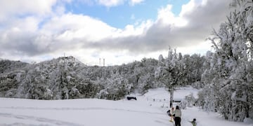 Kids enjoy playing with snow on the Otto hill during the lockdown imposed by the government against the spread of the new coronavirus, COVID-19, in Bariloche, Rio Negro, Argentina, on June 24, 2020\u002E - Though the city of Bariloche is already covered with snow, this year there will be no avalanche of visitors in this popular tourist destination due to the coronavirus pandemic\u002E (Photo by FRANCISCO RAMOS MEJIA / AFP)