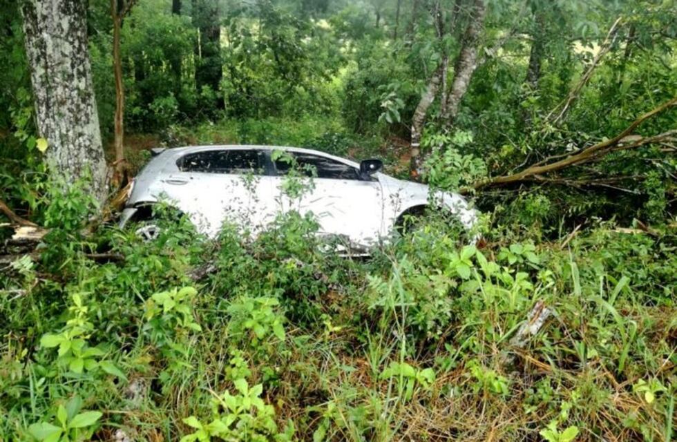 Despistó por un espejo de agua y terminó en un barranco en la ruta 103