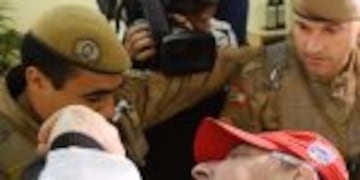 Brazilian radio journalist Rafael Henzel, one of the survivors of the LaMia airliner air crash in Colombia two weeks ago, arrives at hospital in Chapeco, Santa Catarina state, southern Brazil, on December 13, 2016. nThe LaMia airlines plane slammed into t