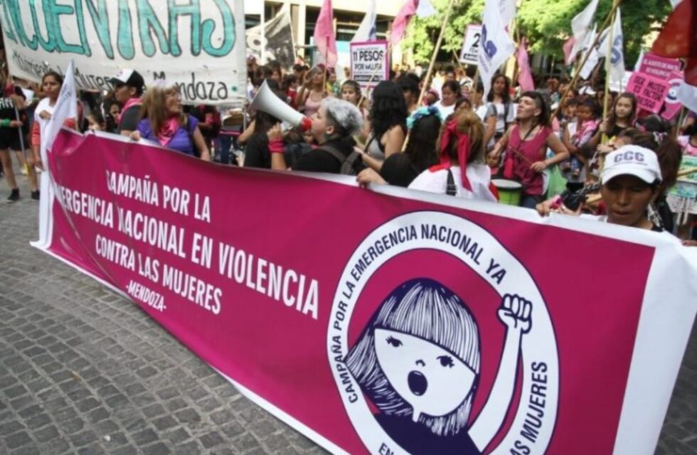 Ciento de mujeres marcharon en Mendoza contra la violencia machista