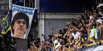 AME2293\u002E BUENOS AIRES (ARGENTINA), 07/03/2020\u002E- Aficionados de Boca despliegan una bandera con una foto de Diego Armando Maradona, técnico de Gimnasia, durante el partido por la Superliga Argentina entre Boca Juniors y Gimnasia este sábado, en el estadio La Bombonera de Buenos Aires (Argentina)\u002E EFE/ Juan Ignacio Roncoroni
