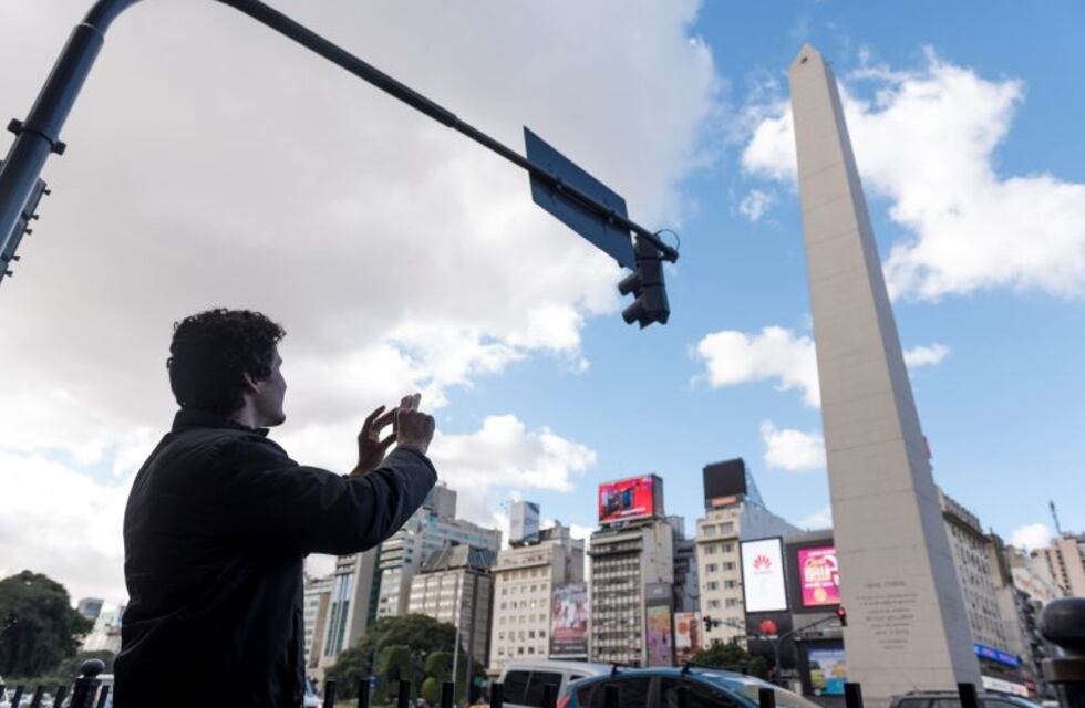 El Obelisco cumple años e invitan a los vecinos a escalarlo