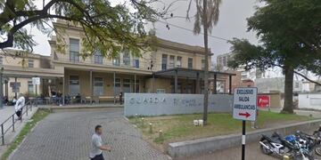 Un hombre de 70 años fue internado en el Hospital Centenario luego del episodio\u002E (Google Street View)