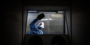 AME8155\u002E BUENOS AIRES (ARGENTINA), 29/09/2020\u002E- Una trabajadora de la salud limpia el área en la que se realizan pruebas de hisopado de COVID-19 hoy, en un Hospital de la Provincia de Buenos Aires (Argentina)\u002E EFE/ Juan Ignacio Roncoroni DETECTAR CABINA DE HISOPADOS HISOPADO CASOS DEL DIA