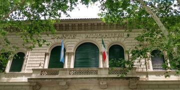 Incertidumbre sobre cómo será el protocolo a aplicar con 60 alumnos del colegio Dante Alighieri de Rosario que llegan la semana que viene desde Italia\u002E (Archivo)