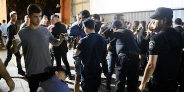 Operativo de control durante la fiesta electru00f3nica que contu00f3 con la presentaciu00f3n del DJ Nick Warren en el centro de eventos Metropolitano en Rosario.