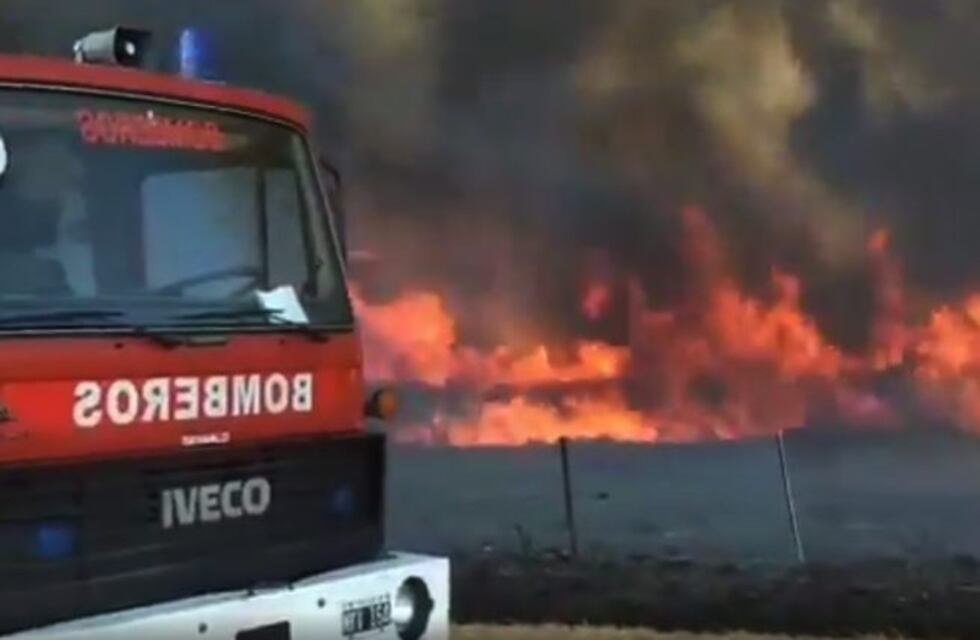 Logran controlar el reinicio de los incendios en La Calera