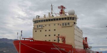 Rompehielos A.R.A "Almirante Irizar", amarrado al puerto de Ushuaia